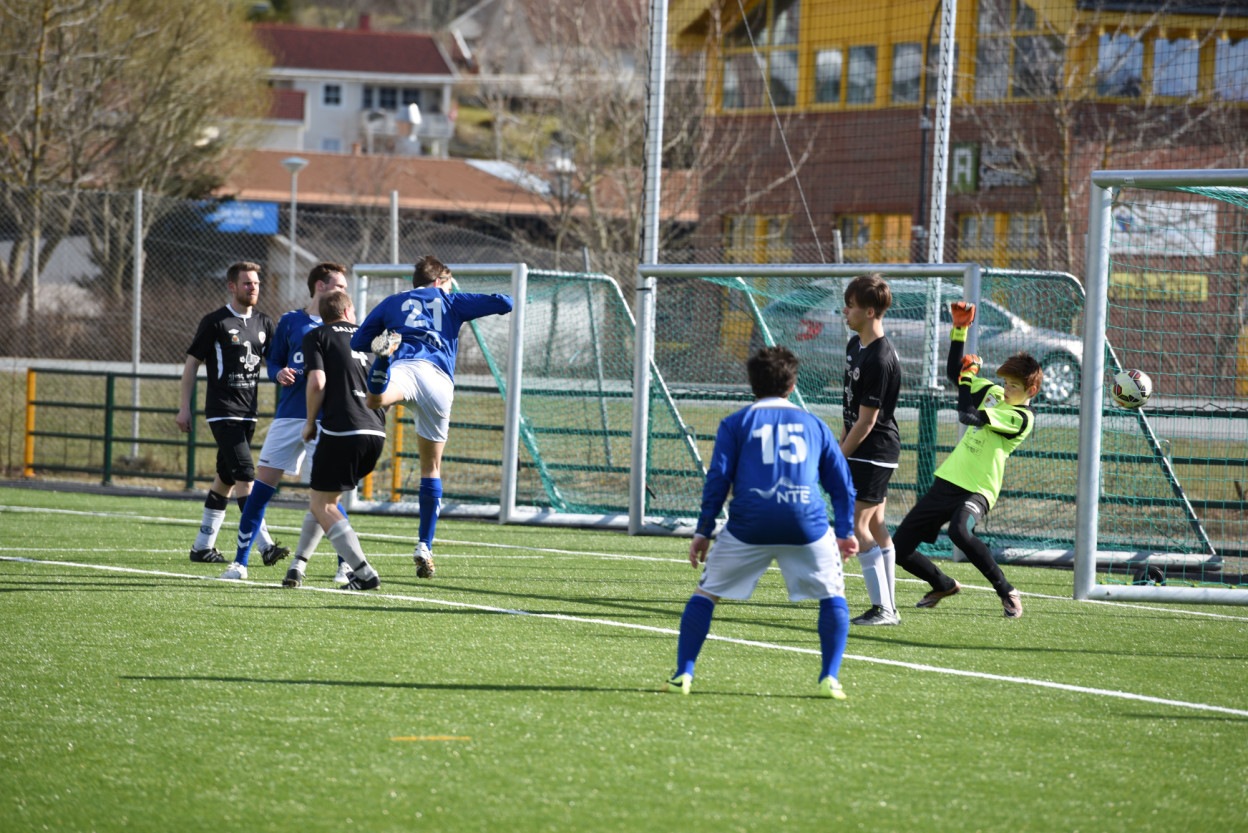 Magnus Skammelsrud stanger inn 6-0 (Foto: Anders Vinje, Frostingen)